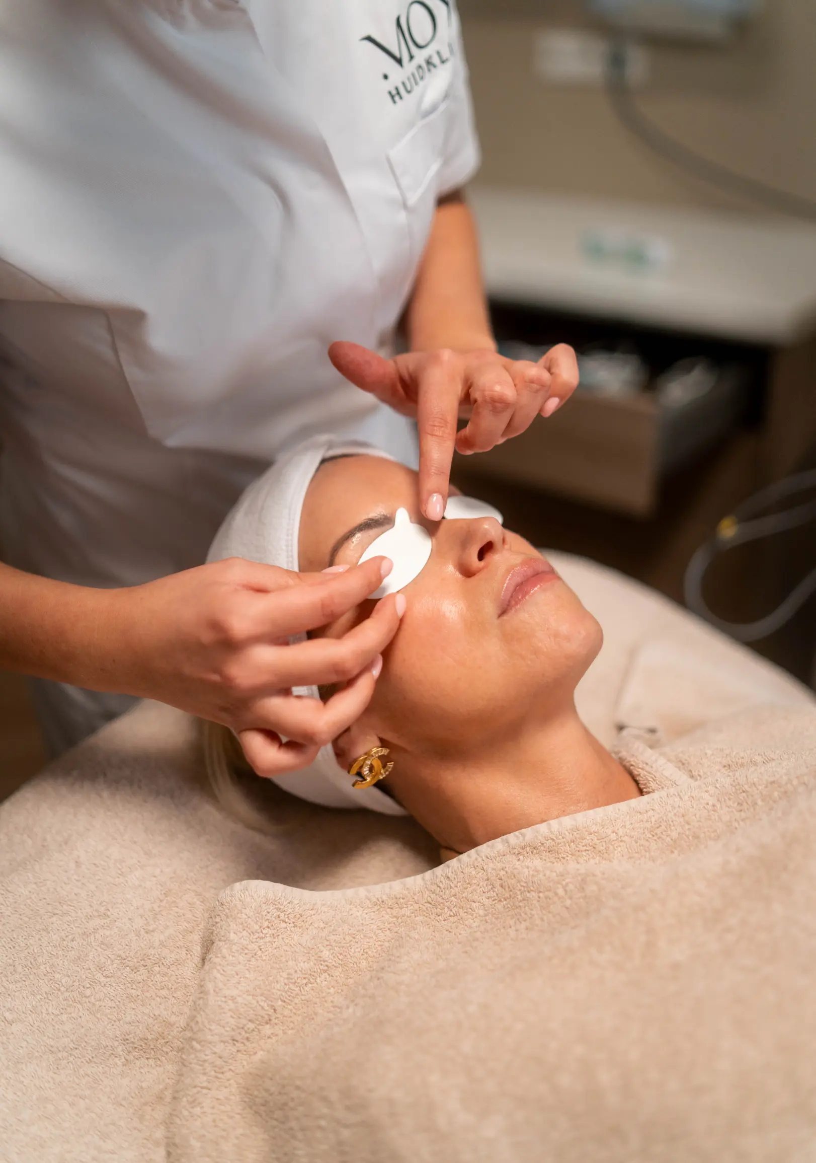 Fotona 4D laserbehandeling bij Huidkliniek Moys in Malden met oogpatches voor veilige huidverstrakking rondom de ogen