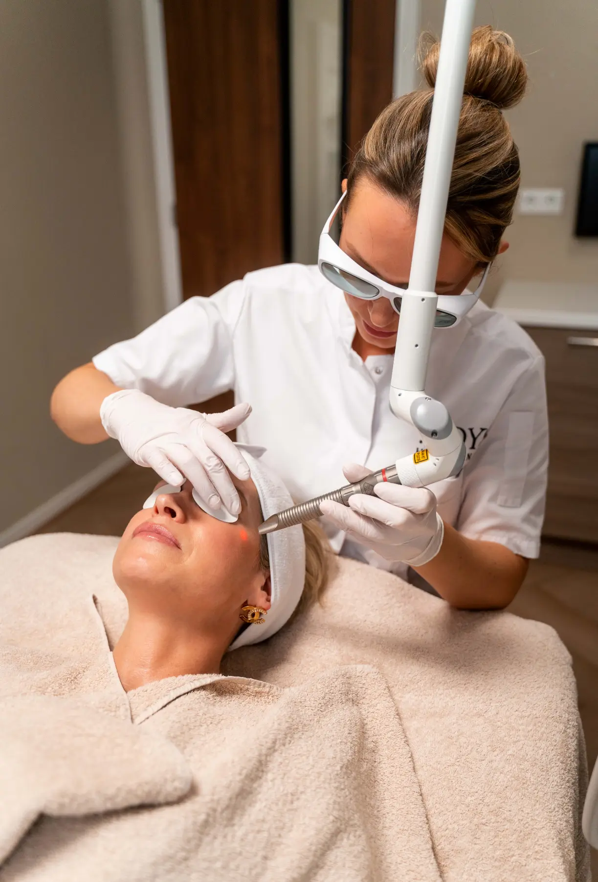 Fotona 4D laserbehandeling voor huidverjonging bij Huidkliniek Moys in Malden