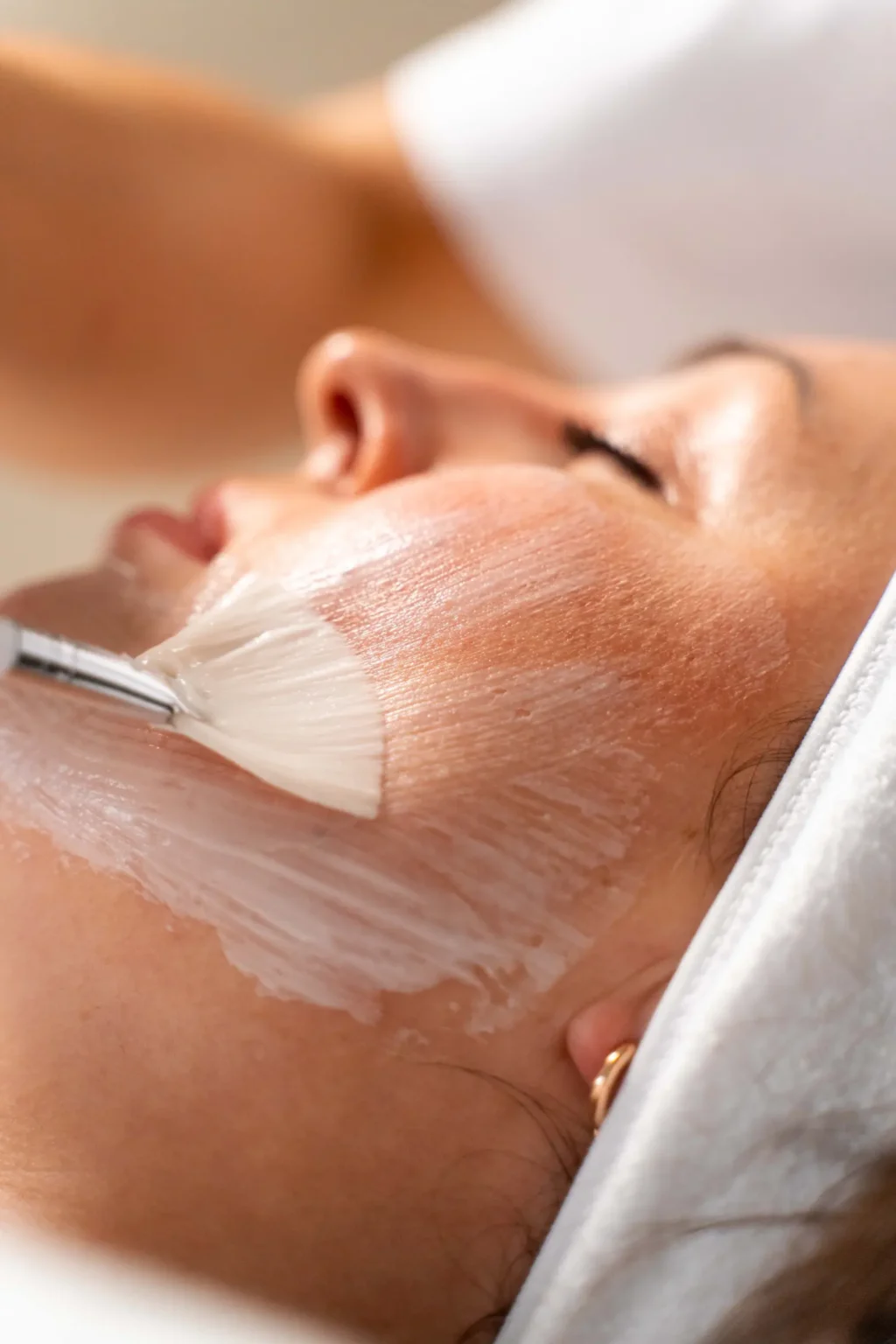 Professionele gezichtsreiniging tijdens facial bij Huidkliniek Moys in Malden