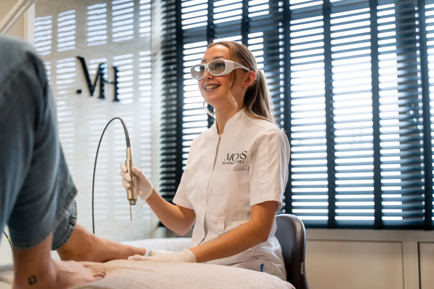 Specialist voert Kalknagels laser behandeling uit bij Huidkliniek Moys in Malden
